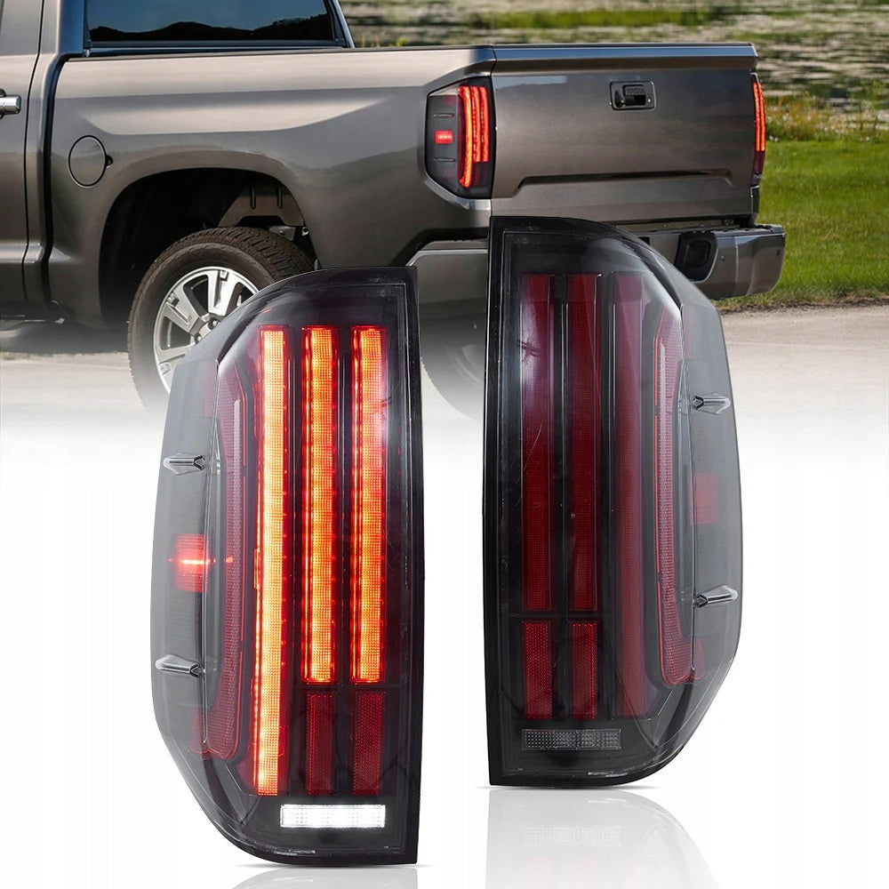 Baklykter Toyota Tundra 13-21 med tre røde LED-staver, sett ved grå pickup.