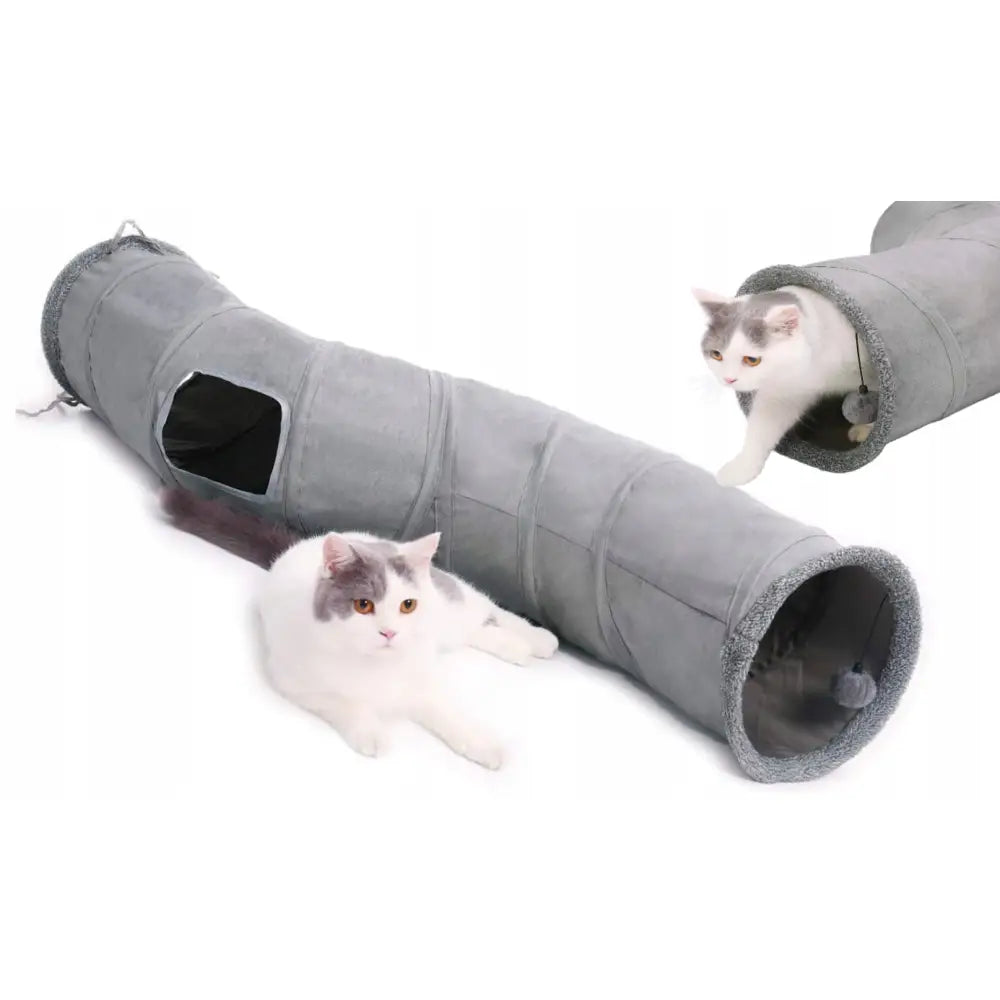 Tunnel for katt med ball, stor grå modell sett skrått med to katter og synlig leke i åpningen.