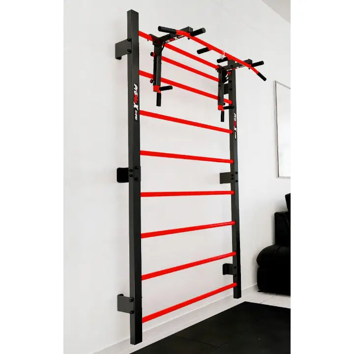 Ribbevegg med pull-up-stang, sort og rød metallramme sett fra siden, montert på hvit vegg i treningsrom.