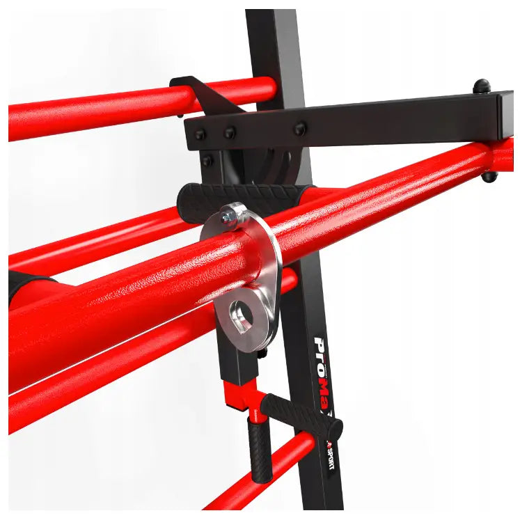 Ribbevegg med pull-up-stang, nærbilde av røde metallstenger, sort grep og strukturert overflate.