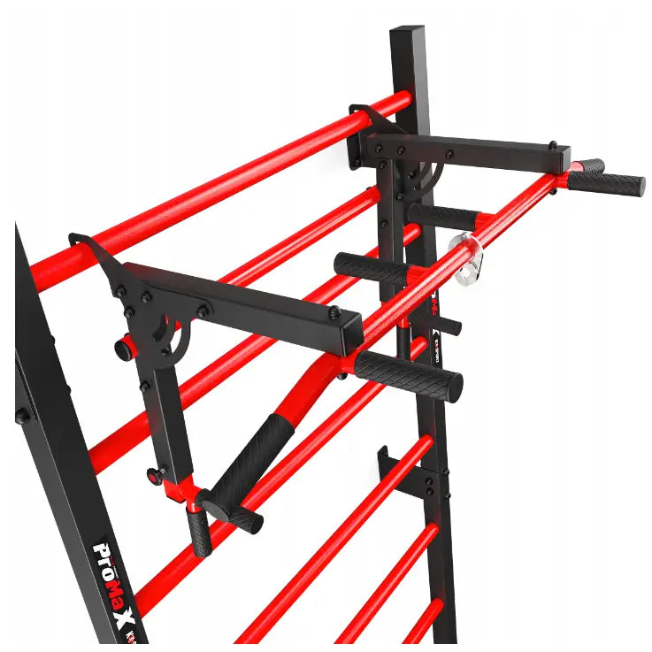 Ribbevegg med pull-up-stang, nærbilde av røde stenger, sorte håndtak og justerbare festedetaljer.