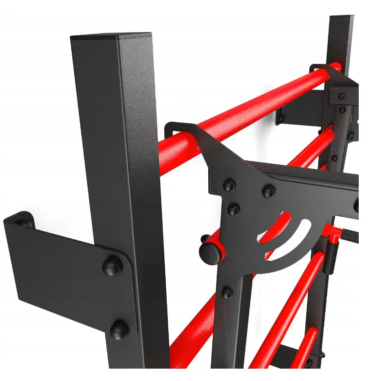 Ribbevegg med pull-up-stang, nærbilde av røde runde stenger og markerte bolter mot lys bakgrunn.