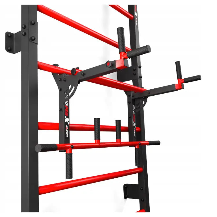 Ribbevegg med pull-up-stang, sidevisning av sort og rødt metallstativ med riflete grep og flere håndtak.