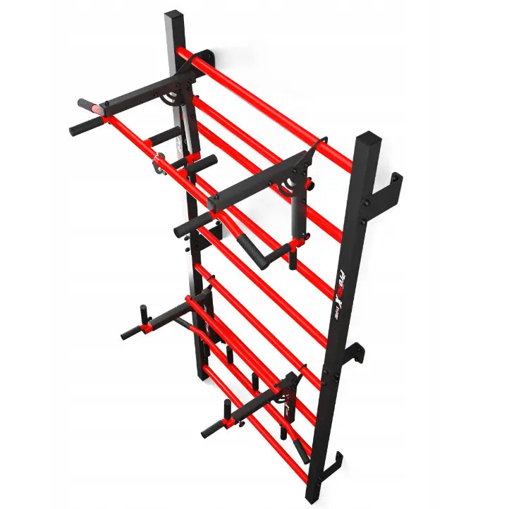 Ribbevegg med pull-up-stang, sett skrått ovenfra med sorte og røde stenger og flere håndtak for variert trening.