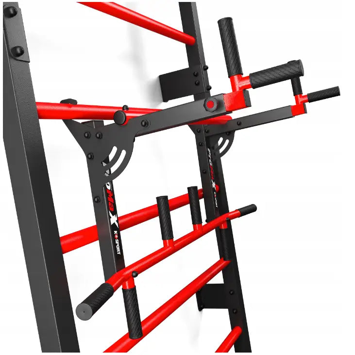 Ribbevegg med pull-up-stang, detaljert sidevinkel av røde og sorte stenger, justerbare grep og rillede håndtak.