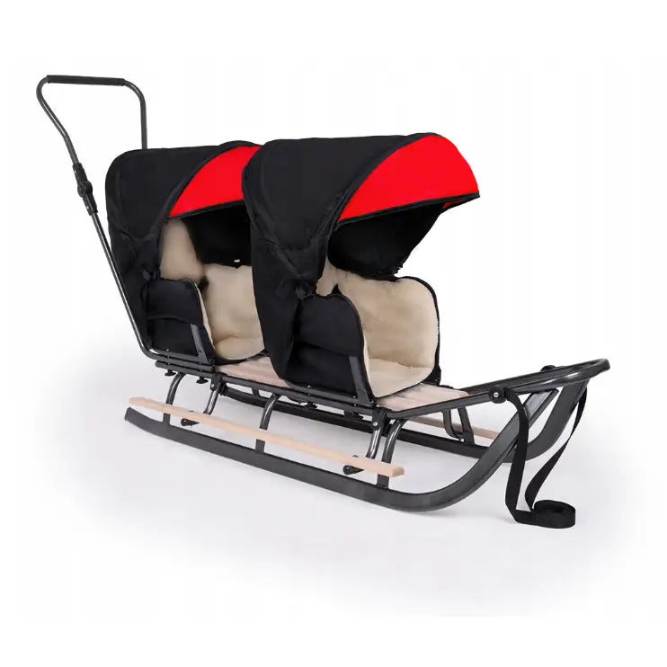 Tvillingtrille med gangehjelp, svart og rød kjelke med to lyse seter, separate kalesjer og drarem, sett skrått forfra.