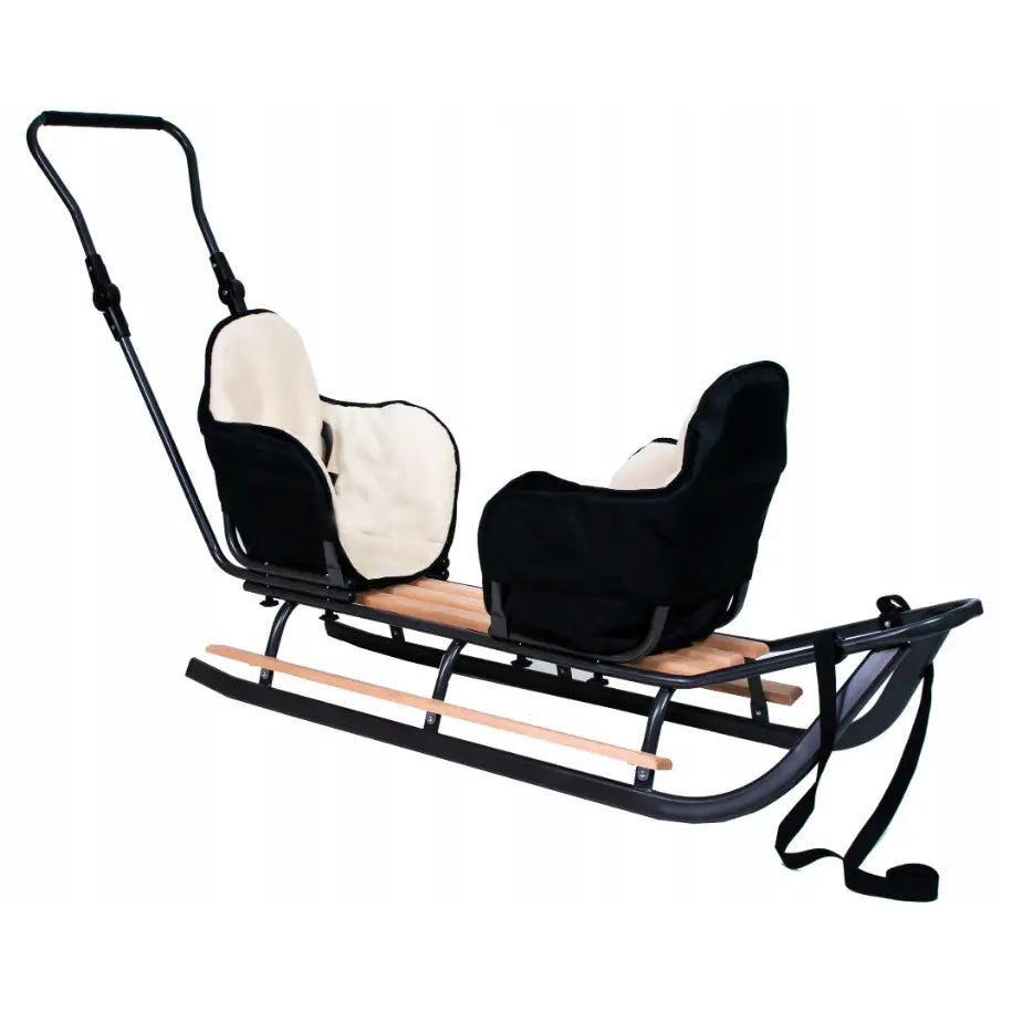 Tvillingtrille med gangehjelp, sidebilde som viser to seter med polstrede trekk, høy rygg og håndtak bak.