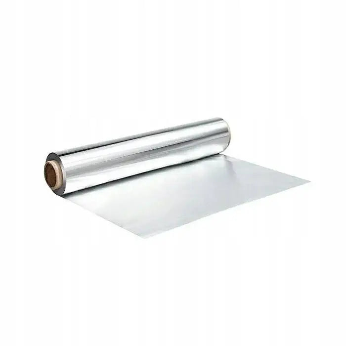 Tykk aluminiumsfolie for matvarer, rull med sølvfarget ark delvis utrullet på hvit bakgrunn.
