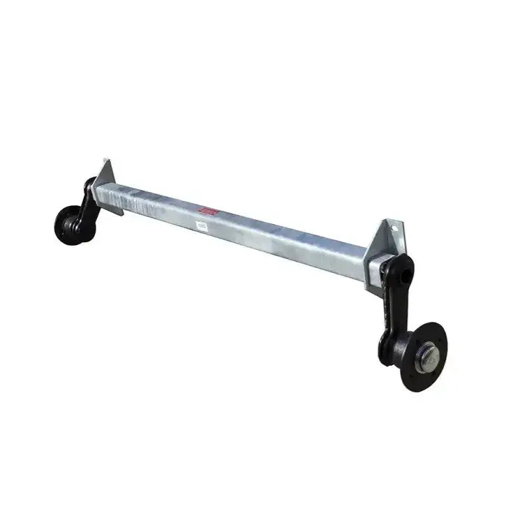 Aksling til tilhenger KNOTT VG7, galvanisert stål med sorte endestykker og synlige hjulnav, skrå vinkel.