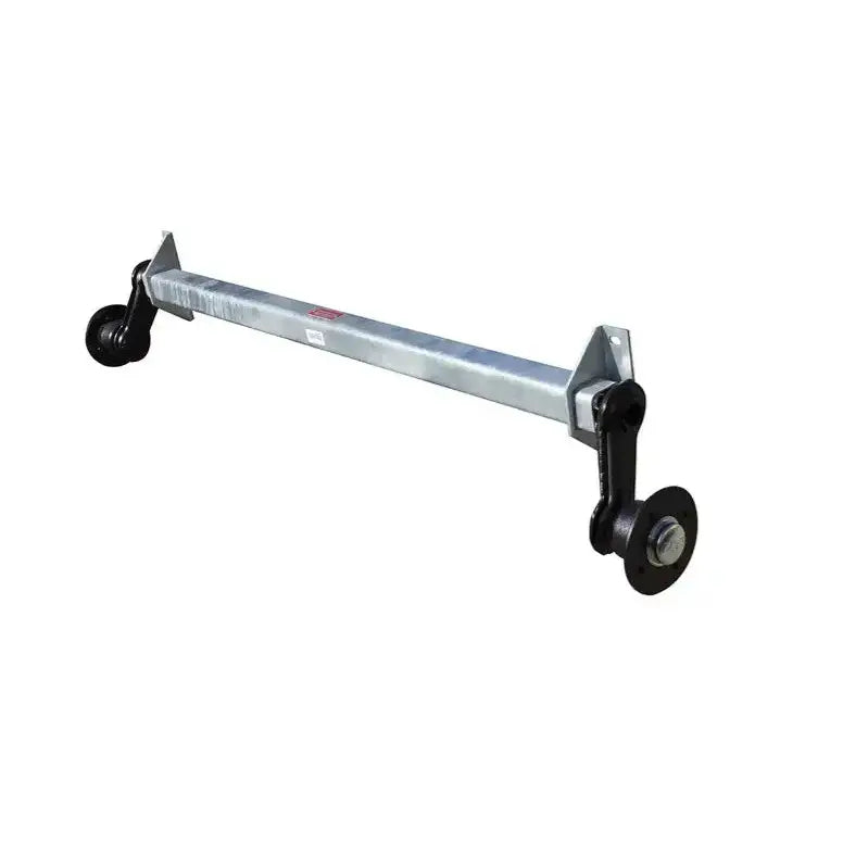 Aksling tilhenger KNOTT VG7, sølvfarget metallbjelke med sorte endestykker og hjul sett fra skrå vinkel.