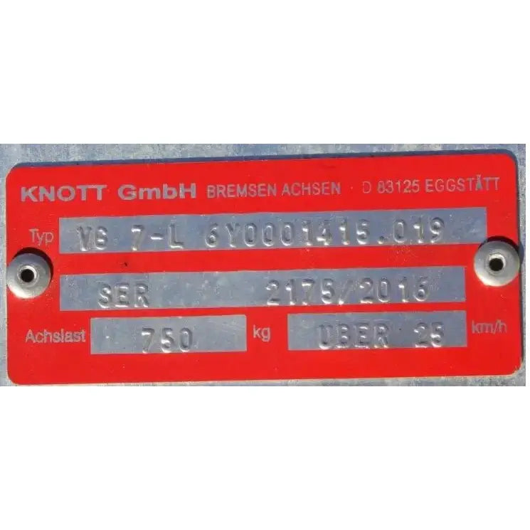 Aksling tilhenger KNOTT VG7, nærbilde av metallskilt med preget tekst og tekniske spesifikasjoner.