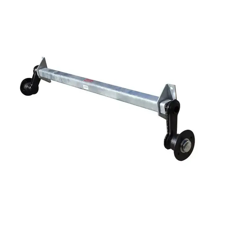 Aksling tilhenger KNOTT VG7, galvanisert metall med svarte hjuloppheng og festepunkter, skrå vinkel.