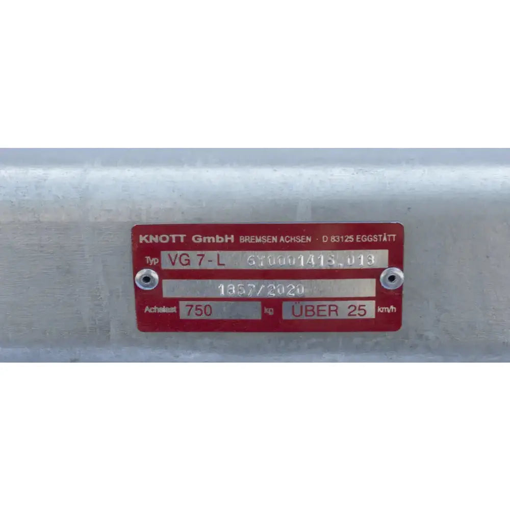 Aksling tilhenger KNOTT VG7, detaljert nærbilde av informasjonstavle med tekniske data på ståloverflate.