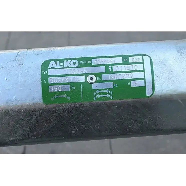 Aksling tilhenger AL-KO, nærbilde av grønt og hvitt skilt med vekt og produsentinfo på galvanisert ramme.