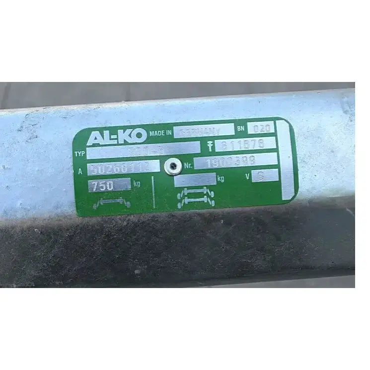 Aksling tilhenger AL-KO, nærbilde av grønn og hvit etikett med tekniske spesifikasjoner på metallrør.
