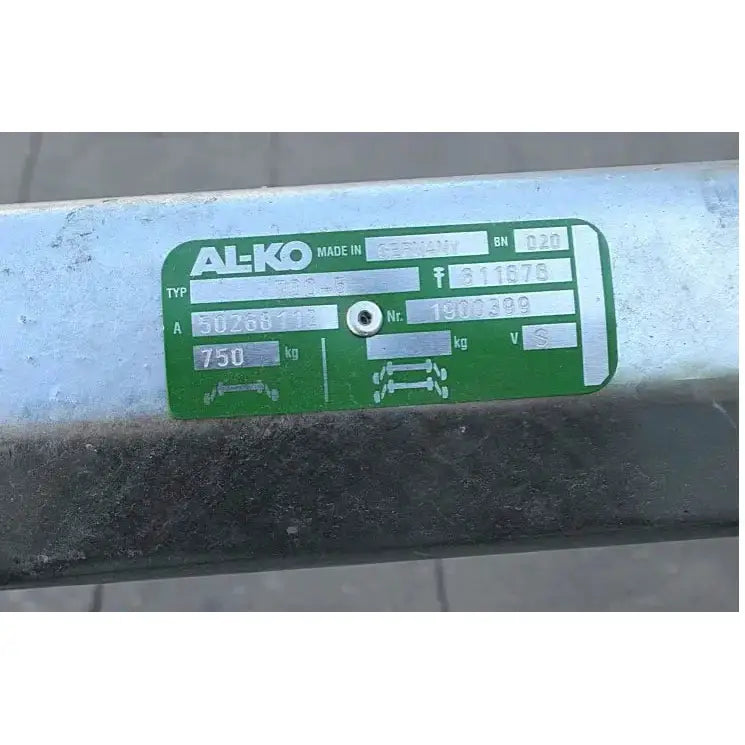 Aksling tilhenger AL-KO, nærbilde av grønt og sølvfarget skilt med tekniske data og detaljerte diagrammer.