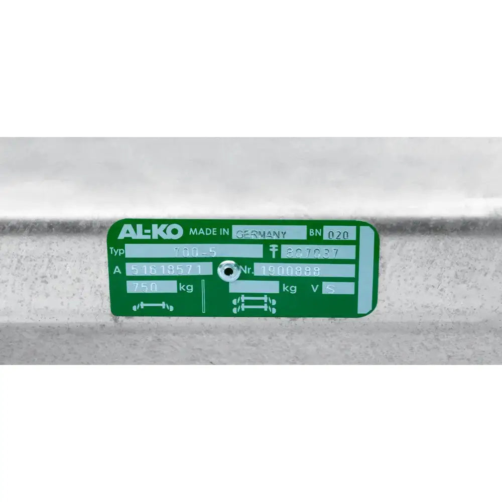 Aksling tilhenger AL-KO, nærbilde av grønn merkeplate med tekniske spesifikasjoner og tydelig tekst.