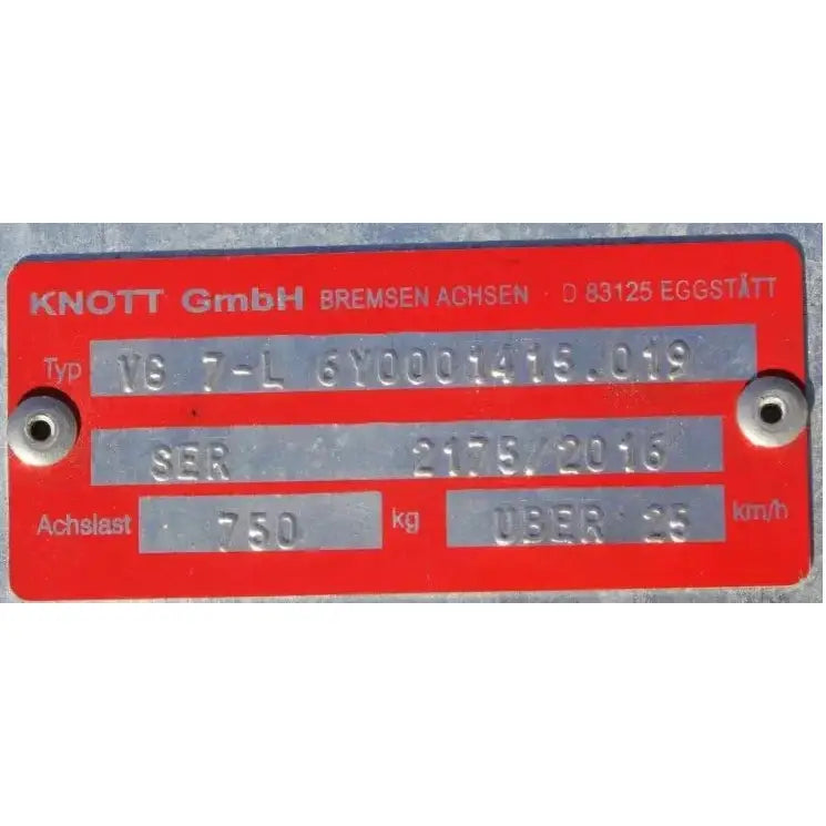 Aksling tilhenger KNOTT VG7, nærbilde av metallskilt med rød og sølv bakgrunn og preget teknisk info.