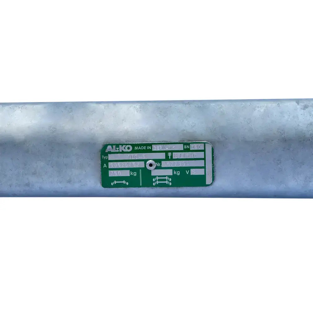 Aksling tilhenger AL-KO 750kg, frontbilde med grønn og hvit etikett som viser tekniske spesifikasjoner.