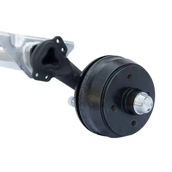 Aksling tilhenger AL-KO, sort trommelbrems med sølv senterbolt sett fra skrå vinkel mot hvit bakgrunn.