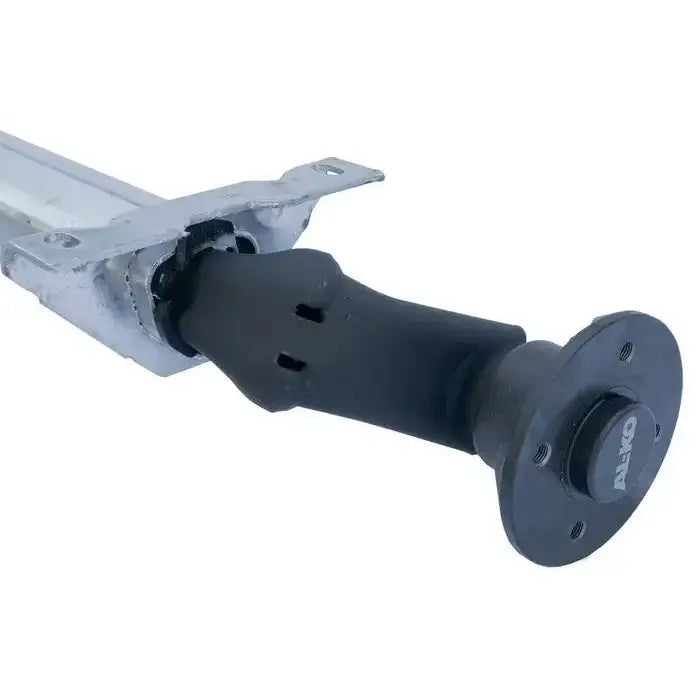 Aksling tilhenger AL-KO, skråvisning mot sort gummibelagt ende og rund flens med bolthull.