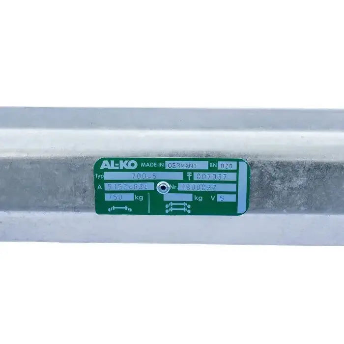 Aksling tilhenger AL-KO, sidevisning med grønn produkttagg og synlige spesifikasjoner på metalloverflaten.