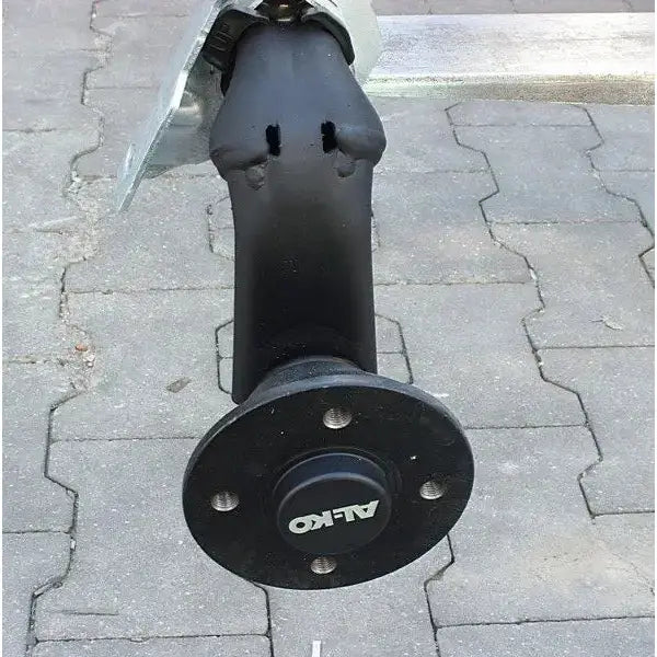 Aksling tilhenger AL-KO, skråvinkel som fremhever fem bolthull, sort finish og tydelig AL-KO-logo på navet.