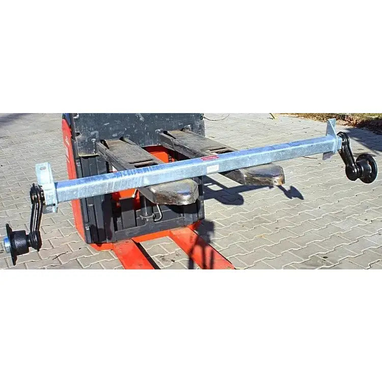 Aksling tilhenger Knott VG7 750kg, frontvisning montert på truckgafler med sorte hengerfester i hver ende.