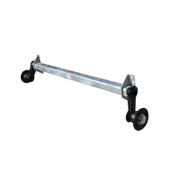 Aksling tilhenger Knott VG7, galvanisert med sorte endestykker og hjulnav sett fra skrå vinkel.