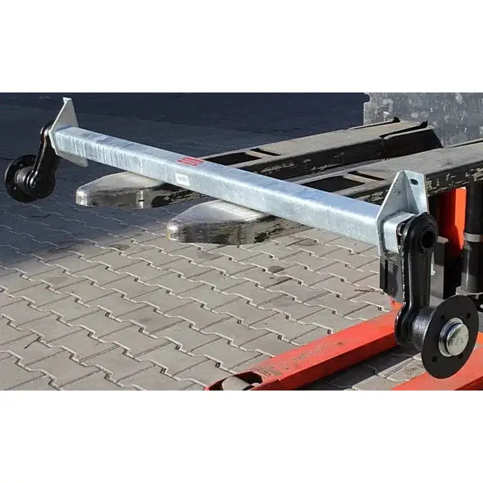 Aksling tilhenger Knott VG7 750kg, sidebilde montert på truck med to svarte hjul på brosteinsunderlag.