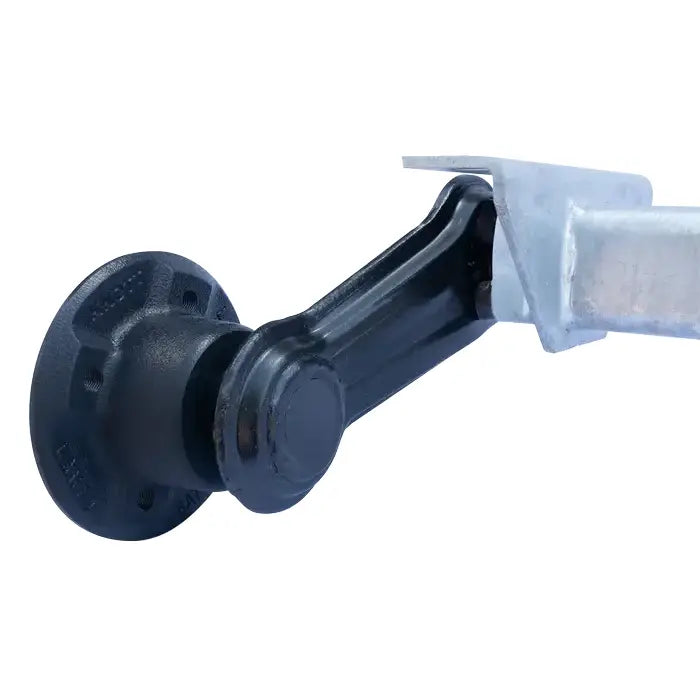 Aksling for tilhenger, sidevisning av sort metallarm med rund fot, sølv ramme og detaljerte boltfester.