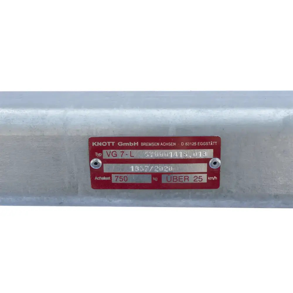 Aksling tilhenger Knott VG7, nærbilde av produsentskilt med røde og sølv detaljer samt tekniske spesifikasjoner.