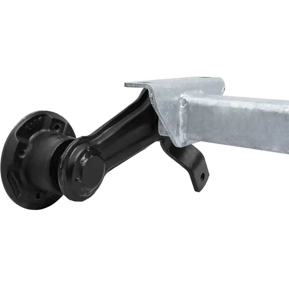 Aksling tilhenger Knott VG7-L, skråvisning med fokus på sveisede forbindelser og presise bolthull.