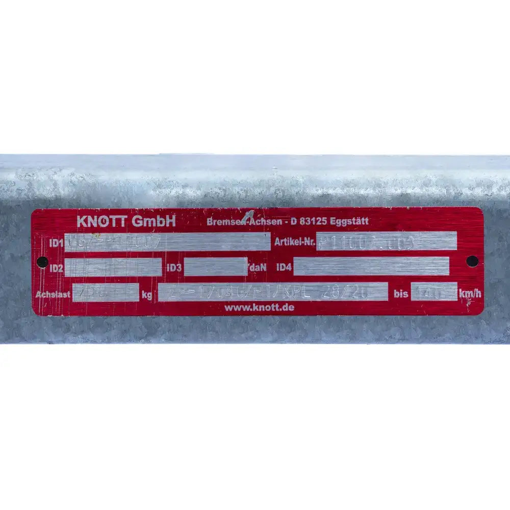 Aksling tilhenger Knott VG7-L, nærbilde av merkeplate med spesifikasjoner på galvanisert overflate.