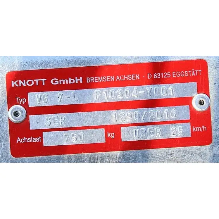Aksling Knott VG7-L, nærbilde av rødt og sølvfarget metallskilt med preget teknisk informasjon på siden.