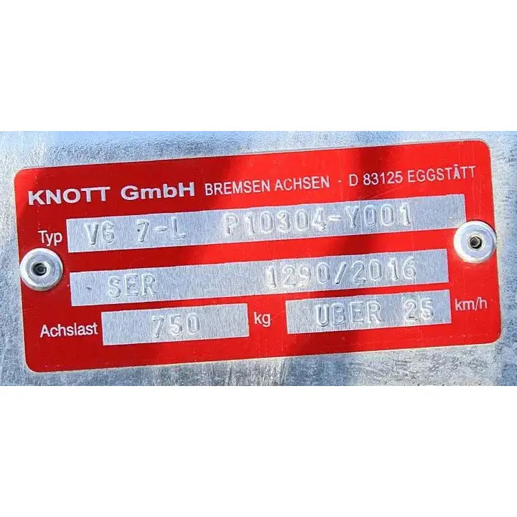 Aksling Tilhenger Knott VG7-L, nærbilde av rødt og sølvfarget typeskilt med tekniske data og skruefester.