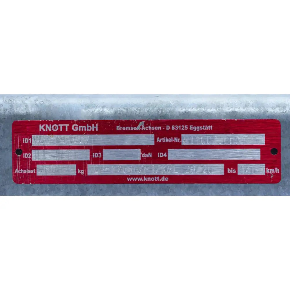 Aksling tilhenger, nærbilde av rødt KNOTT-skilt med sølvfelt for tekniske spesifikasjoner på galvanisert bakgrunn.