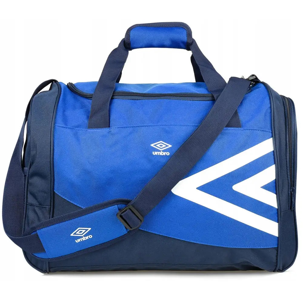 Umbro sportstrening gym bag i blå tekstil, frontvisning med justerbar skulderrem og hvitt logomønster.