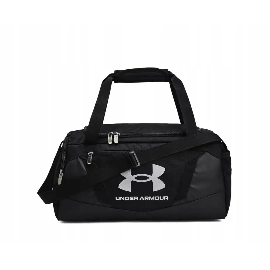 Under Armour svart sportsbag 23L, frontvisning med hvit logo, flere glidelåslommer og justerbar skulderrem.