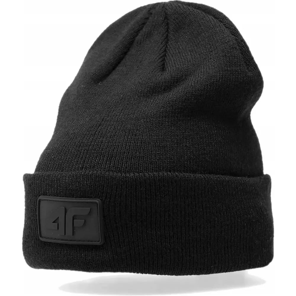 Unisex vinterlue fra 4F, svart ribbestrikk med oppbrett og sort logo-patch foran, sett fra skrå vinkel.