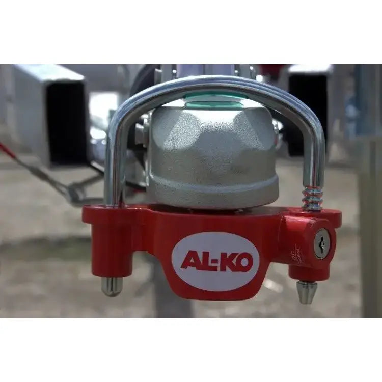 UniversalfestelÄs for tilhengere fra AL-KO, frontbilde som viser rÞdt metallhus, logo og nÞkkelhull pÄ hÞyre side.