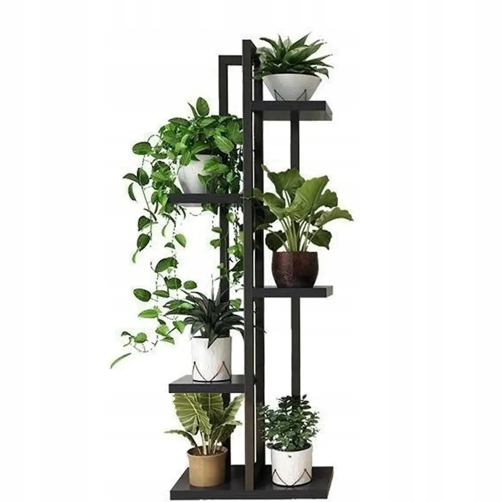 Universell blomsterstativ planteholder, svart metallhylle med seks potteplanter i ulike hvite og brune potter.