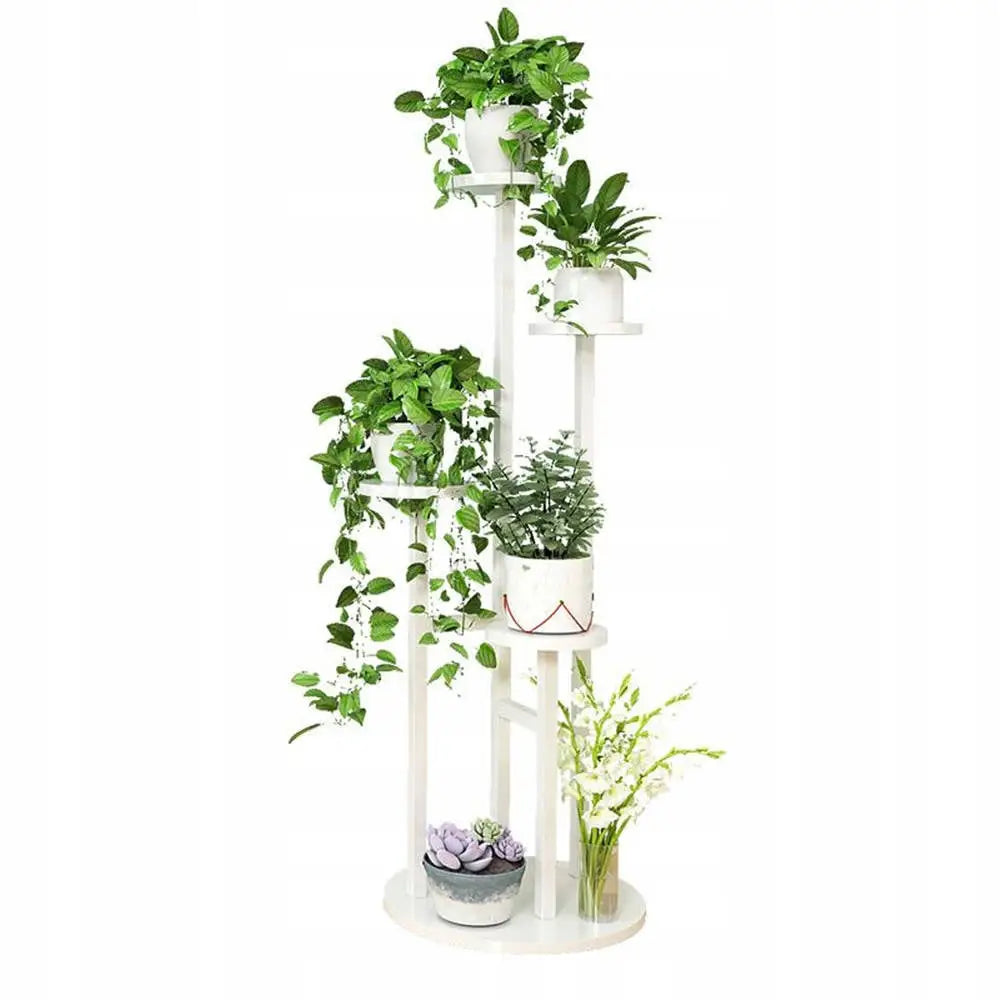 Universell plantestativ i hvitt tre, seks nivåer med grønne planter i potter og vase med hvite blomster nederst.