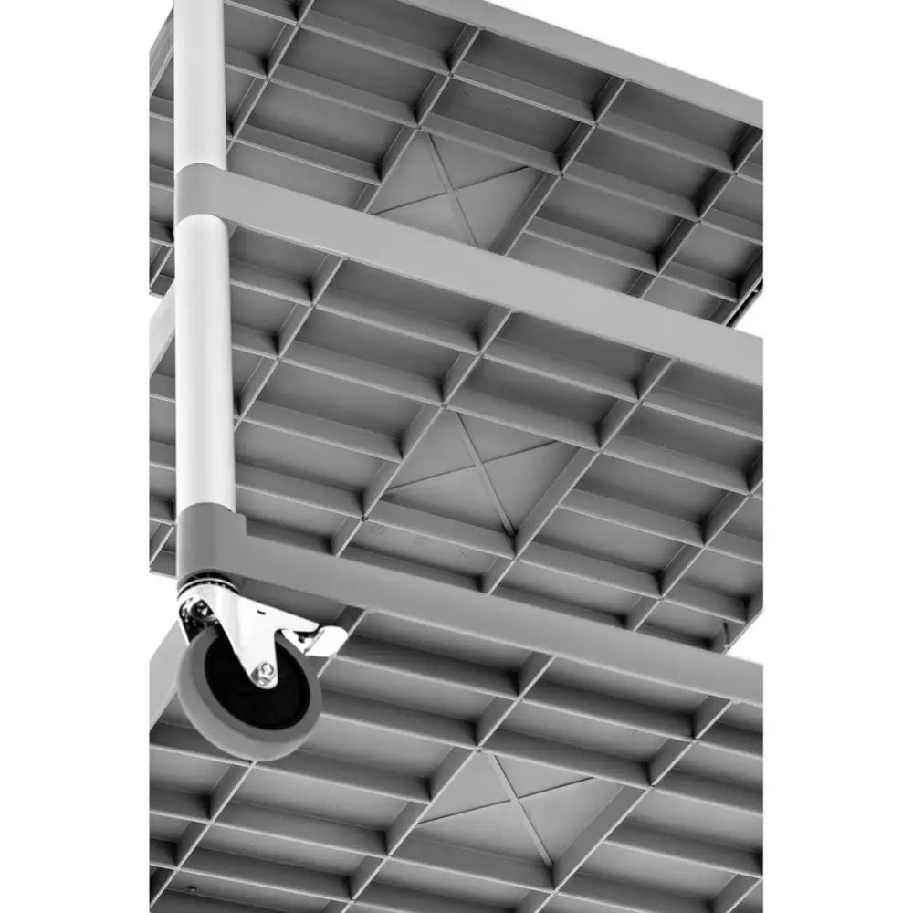 Universell vogn med tre grå plasthyller, underperspektiv som fremhever rutemønster og hjul med metallbeslag.