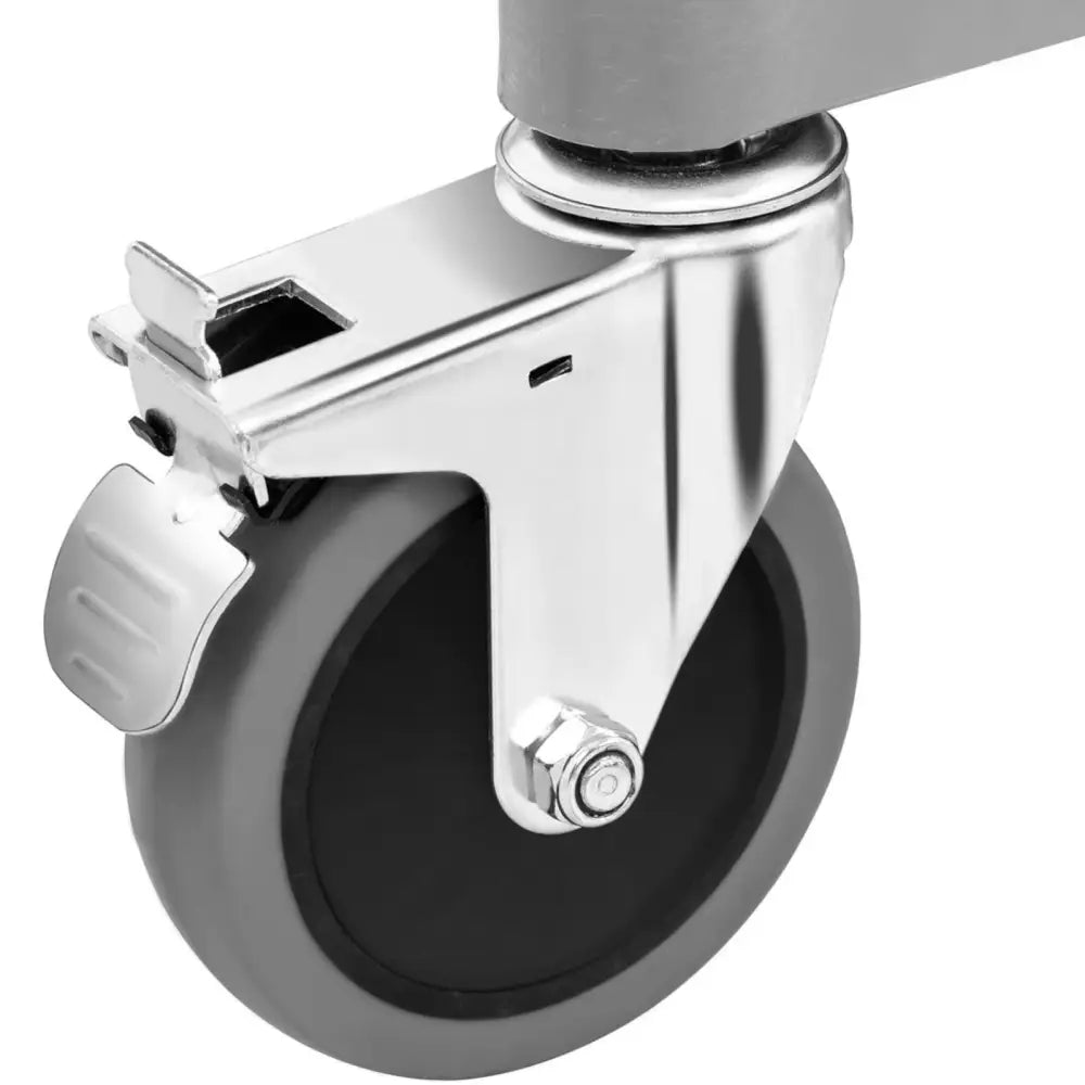 Grått hjul med sort gummibane og sølvfarget metallbrakett, nærbilde av bremsemekanisme til vogn.