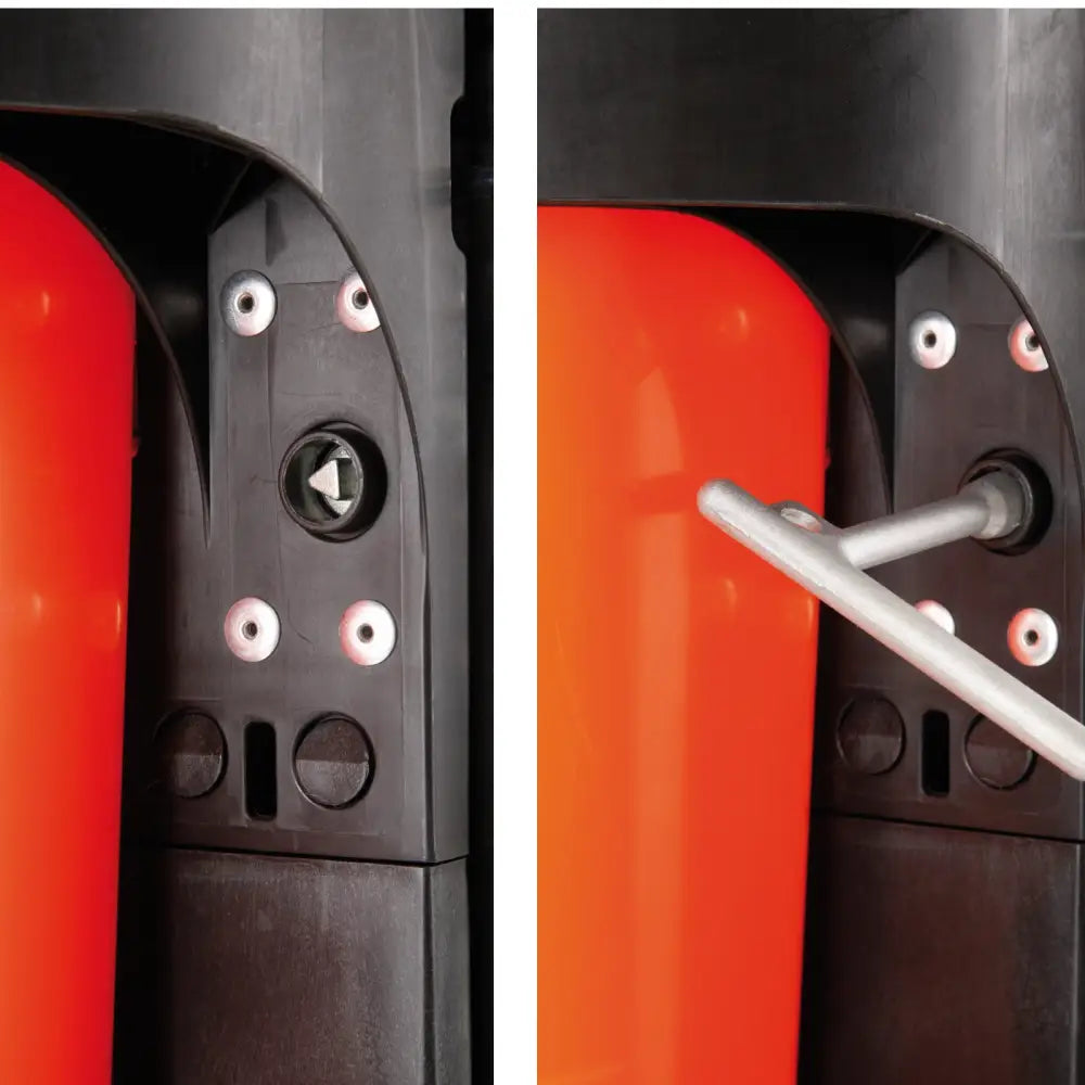 Urban avfallskurv 50L, nærbilde av oransje og svarte detaljer med verktøy i bruk på skrueåpning.