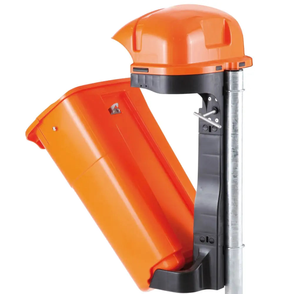 Urban avfallskurv 50L i oransje plast, åpnet fra siden med fokus på hengselfestet mot metallstang.