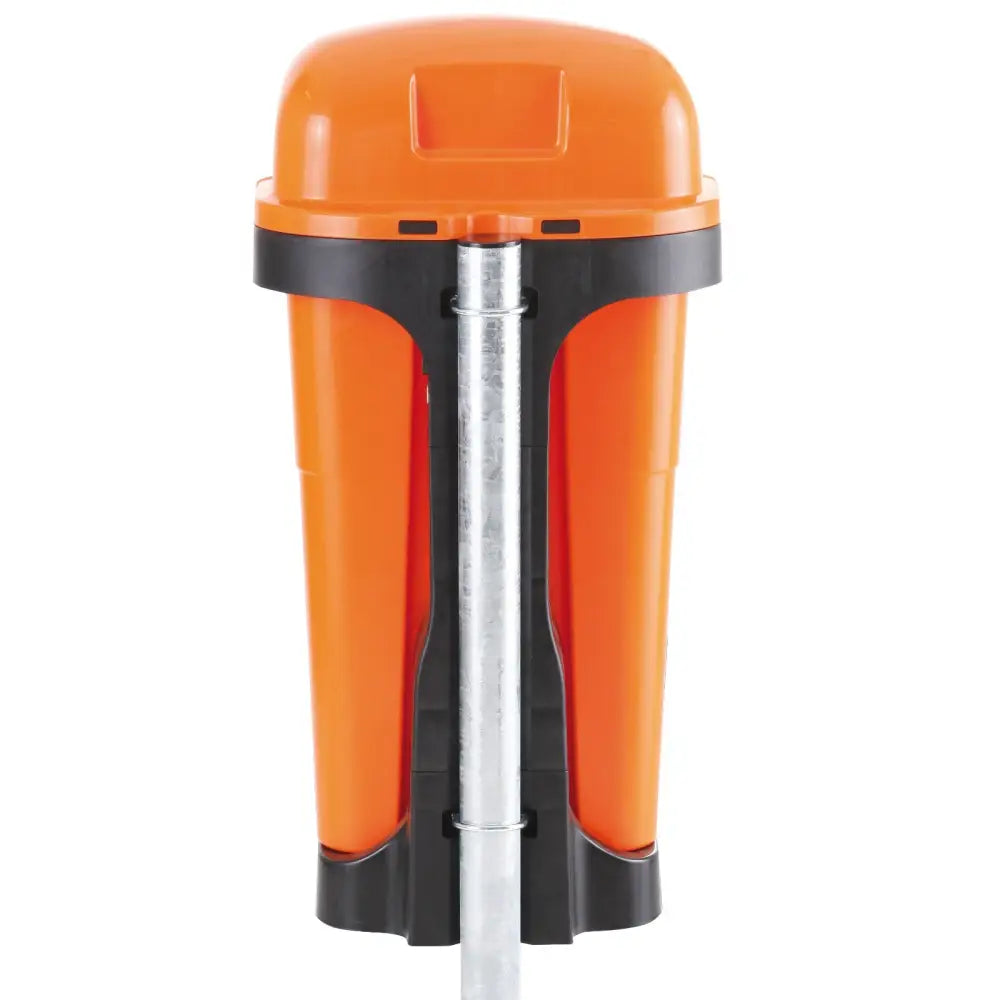 Oransje avfallskurv på sort ramme, frontbilde med synlig lokk og metallstangmontering.