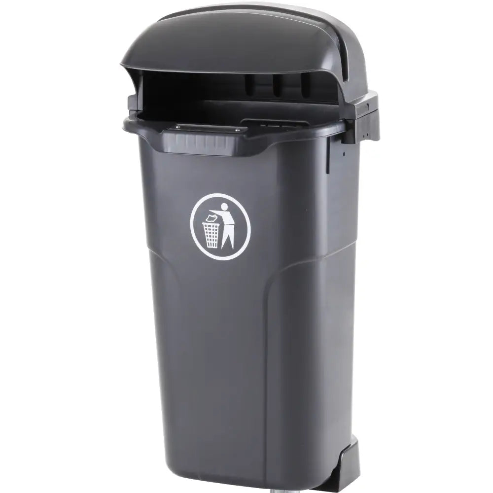 Urban avfallskurv 50L i mørkegrå plast med svart kuppellokk, sett skrått forfra, hvitt avfallssymbol på fronten.
