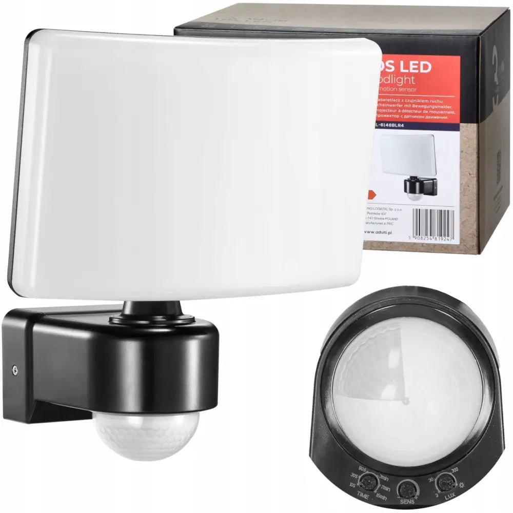 Utendørs LED-lampe med sort base, hvit skjerm og justerbar bevegelsessensor, skrå vinkel, eske bak.